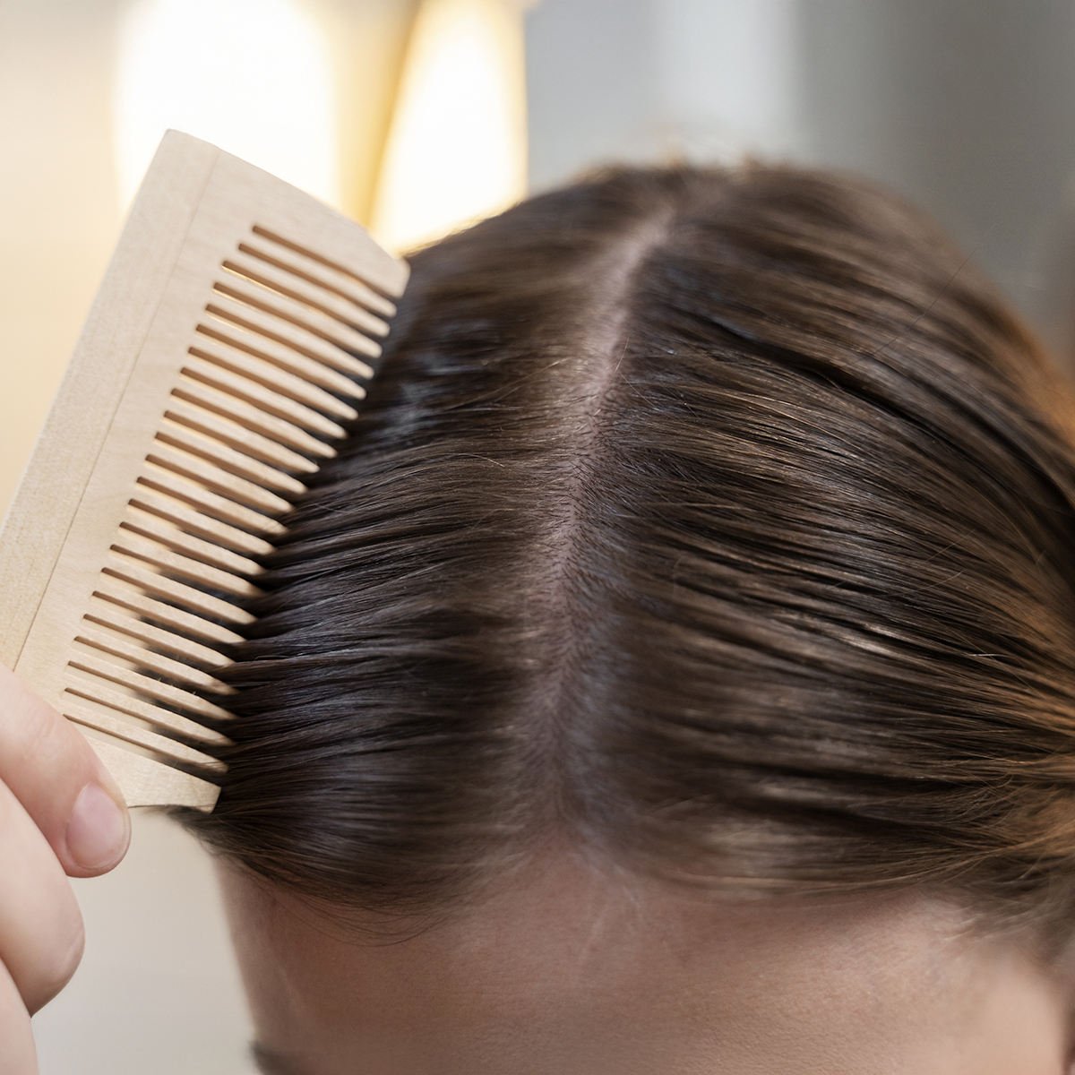 Caduta dei Capelli nel Cambio Stagione: Cause e Rimedi